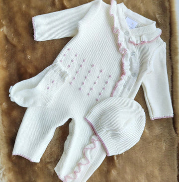 conjunto Mameluco  para Niña con Gola y Bordado + medias +Gorro - Elegancia y Dulzura en Cada Detalle