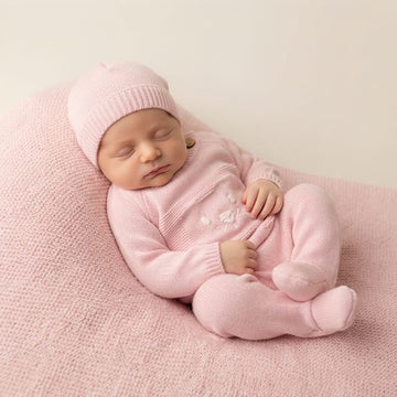 conjunto tejido para bebé con gorro y manta