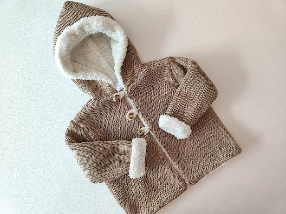 chaqueta con capota y forrada con piel de borrego